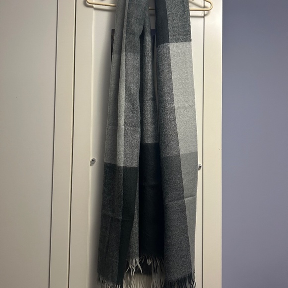 Dynamite scarf - Picture 1 of 3